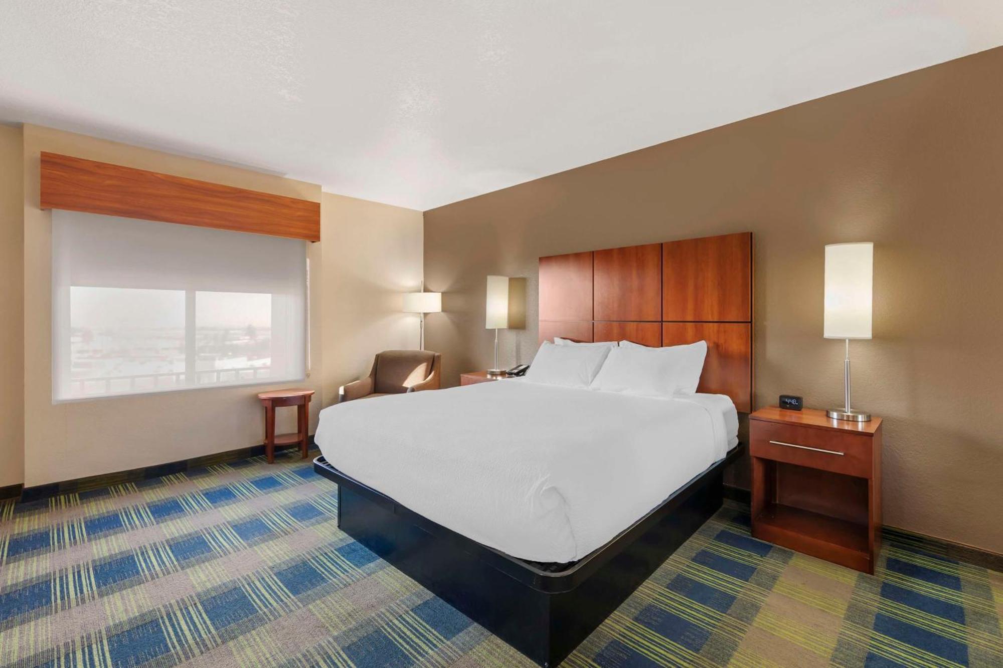 Western Heritage Ontario Hotel